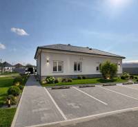 Családi ház Zémánszka Olcsán kerttel, parkolóval és kövezett sétánnyal.