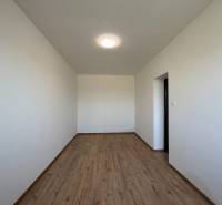 Családi ház fehér falakkal és fa dekorációjú padlóval.