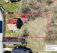 Házikó Moštenicában piros tetővel, 1054 m² nagyságú telekkel körülvéve.