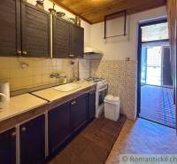 Ház rusztikus konyhával, fa dekorációval és stílusos burkolattal.