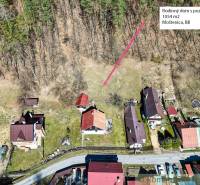 Légi felvétel egy erdei házról és telkéről Moštenicában.