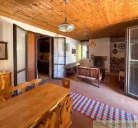 Konyha faházzal, fából készült mennyezettel és rusztikus bútorokkal.