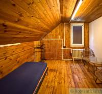 A fahatású padlóval rendelkező házikó belseje, ágy és székek a kényelem érdekében.