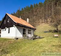 Erdő melletti házikó Moštenicán, zölddel körülvéve, hintával a kertben.