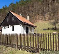 Ház Moštenicában, kerítéssel és erdővel körülvéve, a természetben elhelyezve.