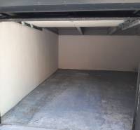 Üres garázs a Pozsony-Óvárosban, a Gajova utcában, betonpadlóval.