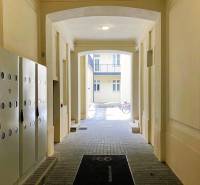 Folytatás kockás csempével, bicikli a háttérben, 2 szobás lakás a Konventná utcában.