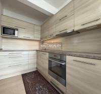 Konyha családi házban fa dekoros konyhapulttal és padlóval.