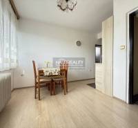 Ebédlő fa dekor padlóval, asztallal és székekkel egy családi házban.