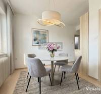 Étkező sarok családi házban kerek asztallal és elegáns lámpatesttel.