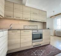 Konyha családi házban fa dekoros padlóval és modern konyhabútorral.