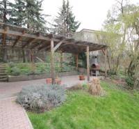 Kert fedett terasszal és kandallóval a Lichardova utcán, Pozsony - Óváros.