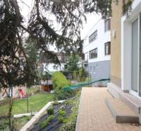 1 szobás lakás kerthelyisége a Lichardova utcában, Pozsony óvárosában, terasszal és növényekkel.