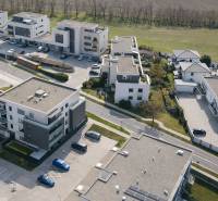 Légi felvétel a Dunajská Lužná lakóépületeiről az Orechová utcában.