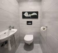 WC fali WC-csészével és mosdóval egy háromszobás lakásban.