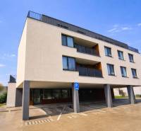 Az épület külső része parkolóval a Na piesku utcában, Pozsony - Ružinov.