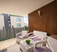 Erkély egy 3 szobás lakásban a Na piesku utcában, Pozsony - Ružinov, modern ülőgarnitúrával.