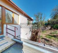 Családi ház Rimaszombatban terasszal és bekerített kerttel, lakhatásra alkalmas.