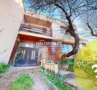 Családi ház külső része Rimaszombatban, előkerttel és bejárattal az épületbe.