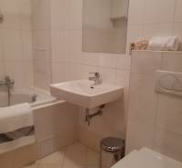 Fürdőszoba egy háromszobás lakásban káddal, mosdóval és WC-vel.