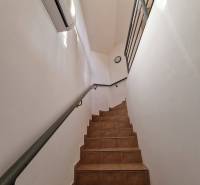 Kereskedelmi helyiségek belső tere kerámia lépcsőkkel és fehér falakkal.