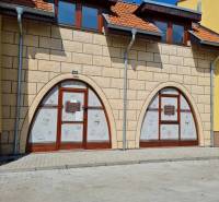 Kereskedelmi helyiségek a Dunaszerdahelyi Kukučín utcában stílusos kirakatokkal.