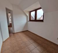 Kereskedelmi helyiségek belső tere kerámia padlóval és ferde mennyezettel.