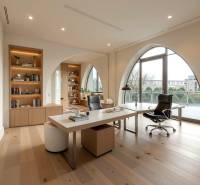 Üzlethelyiség polcokkal, modern bútorokkal és fa dekorációjú padlóval.