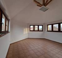 Kereskedelmi helyiségek belső tere csempével és nagy ablakokkal, amelyek elegendő természetes fényt biztosítanak.