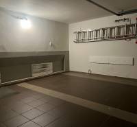 Családi ház garázsa kerámia padlóval és létrával a falon.