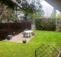 Családi ház kertje a pozsonyi Mozart utcában - Óváros, gyep és terasz.