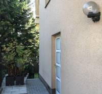 Családi ház a Pozsony-Óváros Mozart utcájában, burkolt járdával és zöldterülettel.