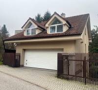 Családi ház garázzsal és ferde tetővel a pozsonyi Óvárosban, a Mozart utcában.