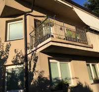 Kilátás a pozsonyi Mozart utcai családi házra - Óváros napos teraszával.