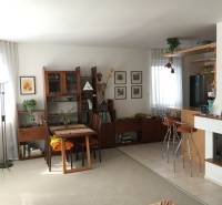 Nappali sötét fa bútorokkal és kandallóval egy családi házban.