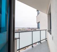 A Rybničná utcai kétszobás lakás erkélye Pozsonyban, kilátással a városi panorámára.