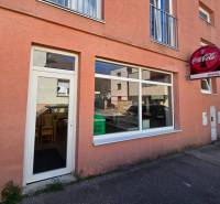 Vendéglátóhelyiségek a Piešťany Mierová utcáján kirakattal és Coca-Cola reklámmal.