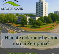 Épület körforgalommal és zöldterülettel a Michalovce városában.