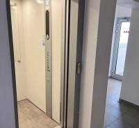 Lift egy lakóházban a Dulovo téren, Pozsony-Ružinovban.