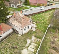 Családi ház Michal na Ostrove-ban füves udvarral és aszfaltos úttal.