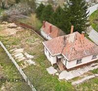 Családi ház Michal na Ostrove településen, zöldövezettel és megközelítési úttal körülvéve.