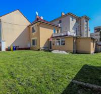 Családi ház a Hviezdoslav utca, Pöstyén, füves udvarral és paddal.