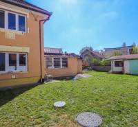 Családi ház a Hviezdoslav utcában, Pöstyénben, udvarral és garázzsal.