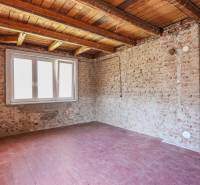 Családi ház belső tere téglafalakkal és ablakkal, fa dekorációjú padlóval.