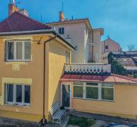 Családi ház udvarral és terasszal a Hviezdoslav utcában, Pöstyénben.