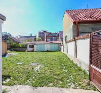 A Hviezdoslav utca-i családi ház udvara Pöstyénben füves területtel és tetővel.