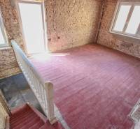 Lépcsőház és téglafalak családi házban nagy ablakokkal és padlóval.