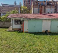 Családi ház kertje a Hviezdoslav utca Pöstyénben, régebbi melléképülettel és gyepfelülettel.