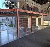 A Kysucká utcai garzon előcsarnoka postaládákkal és ülőhellyel.