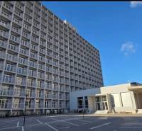 Egy sok erkéllyel rendelkező épület a Kysucká utcában, Kassán, Nyugati városrész.